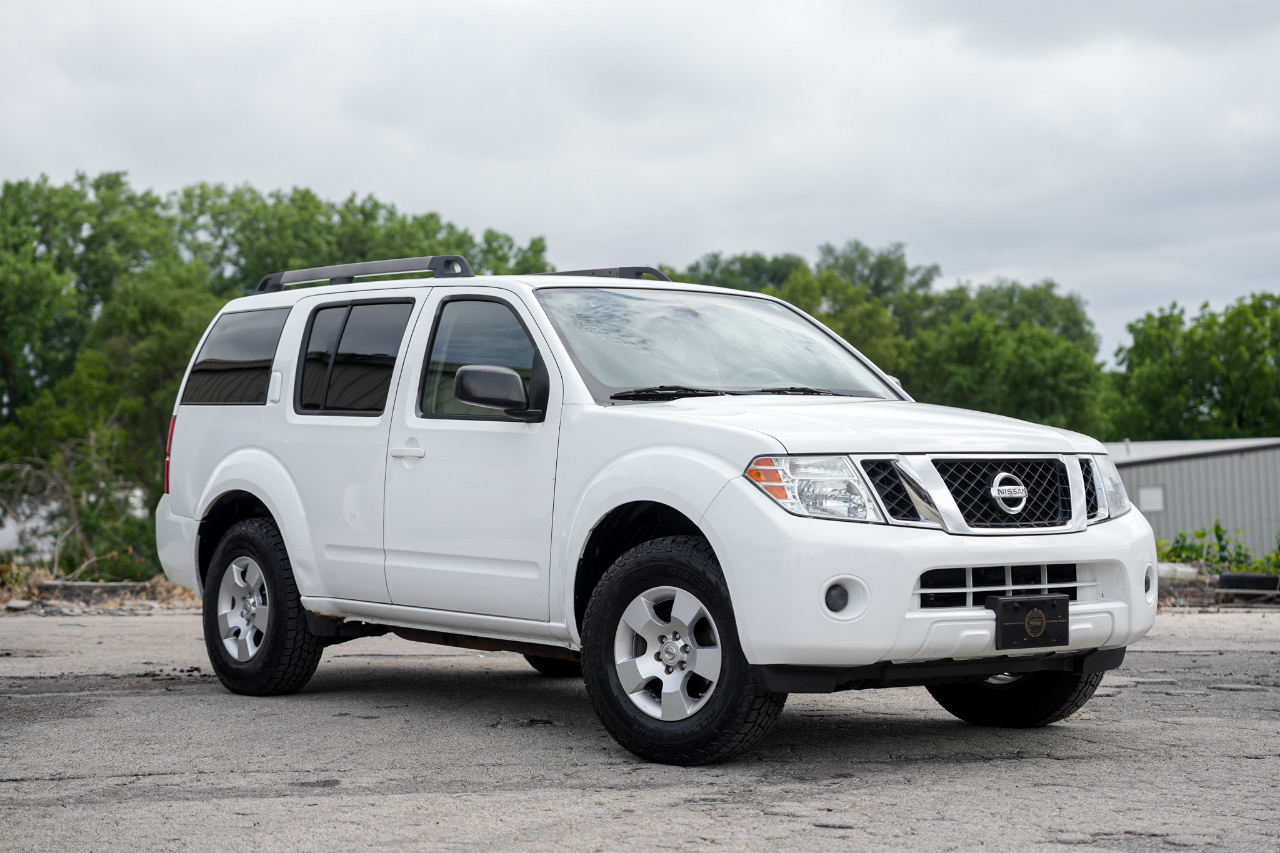 Nissan Pathfinder LE 4WD 2010