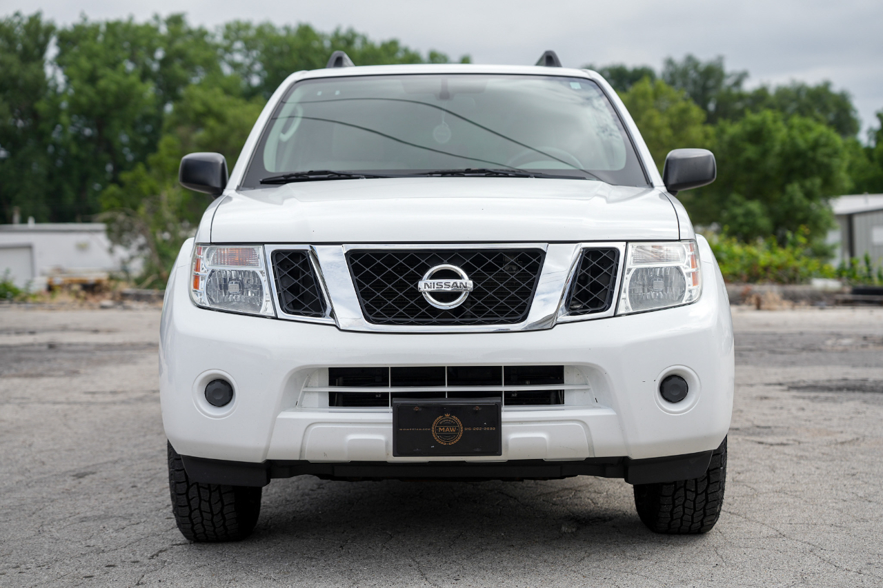 Nissan Pathfinder LE 4WD 2010