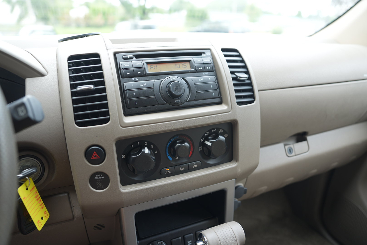 Nissan Pathfinder LE 4WD 2010