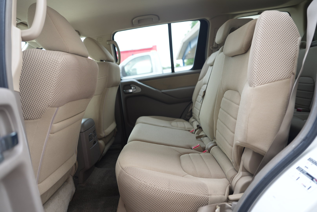 Nissan Pathfinder LE 4WD 2010