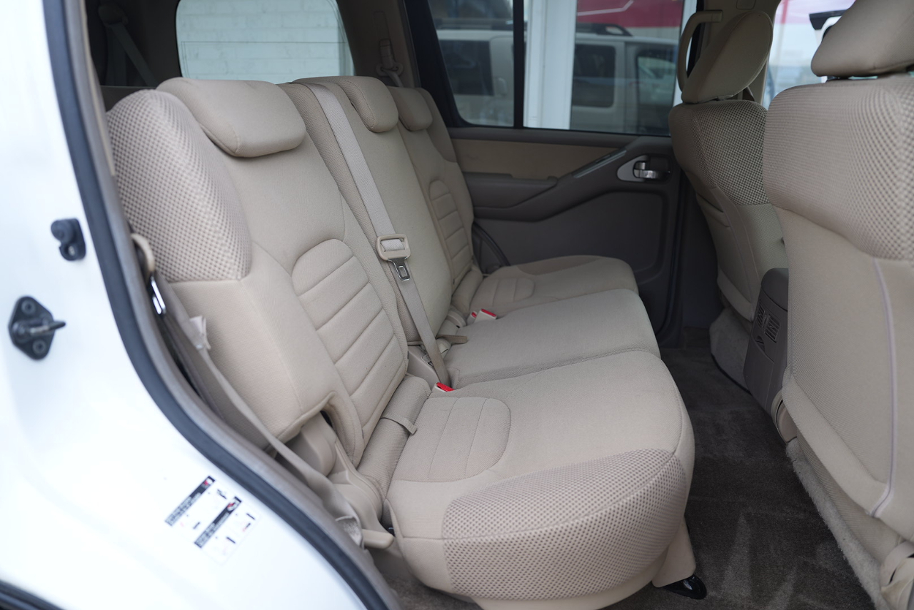 Nissan Pathfinder LE 4WD 2010