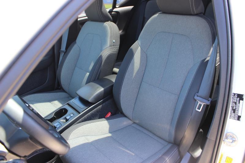2025 Volvo XC40 Core - Photo 12