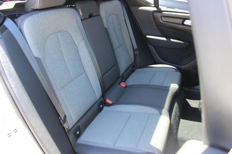 2025 Volvo XC40 Core - Photo 29