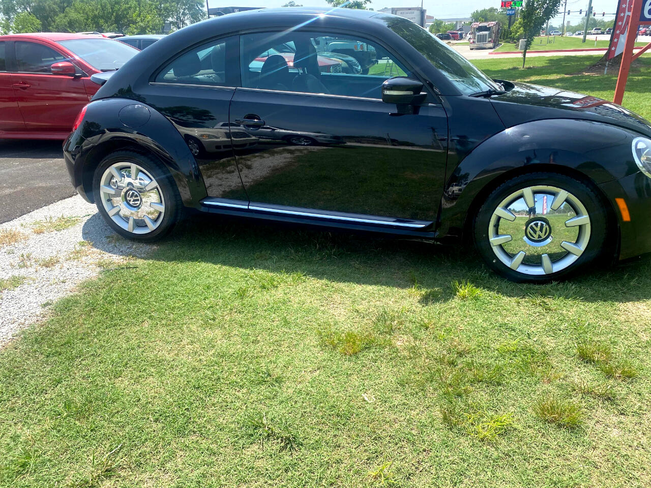 Volkswagen Beetle 2.5L w/Sunroof Sound & Nav 2012
