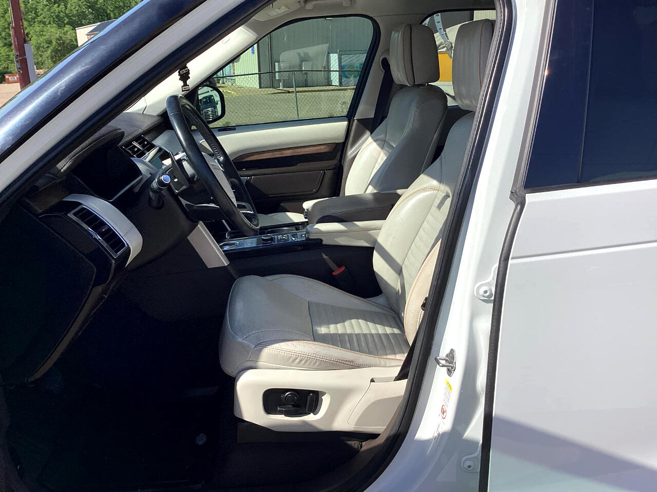 Image 9 of 2018 Land Rover Discovery HSE Luxury