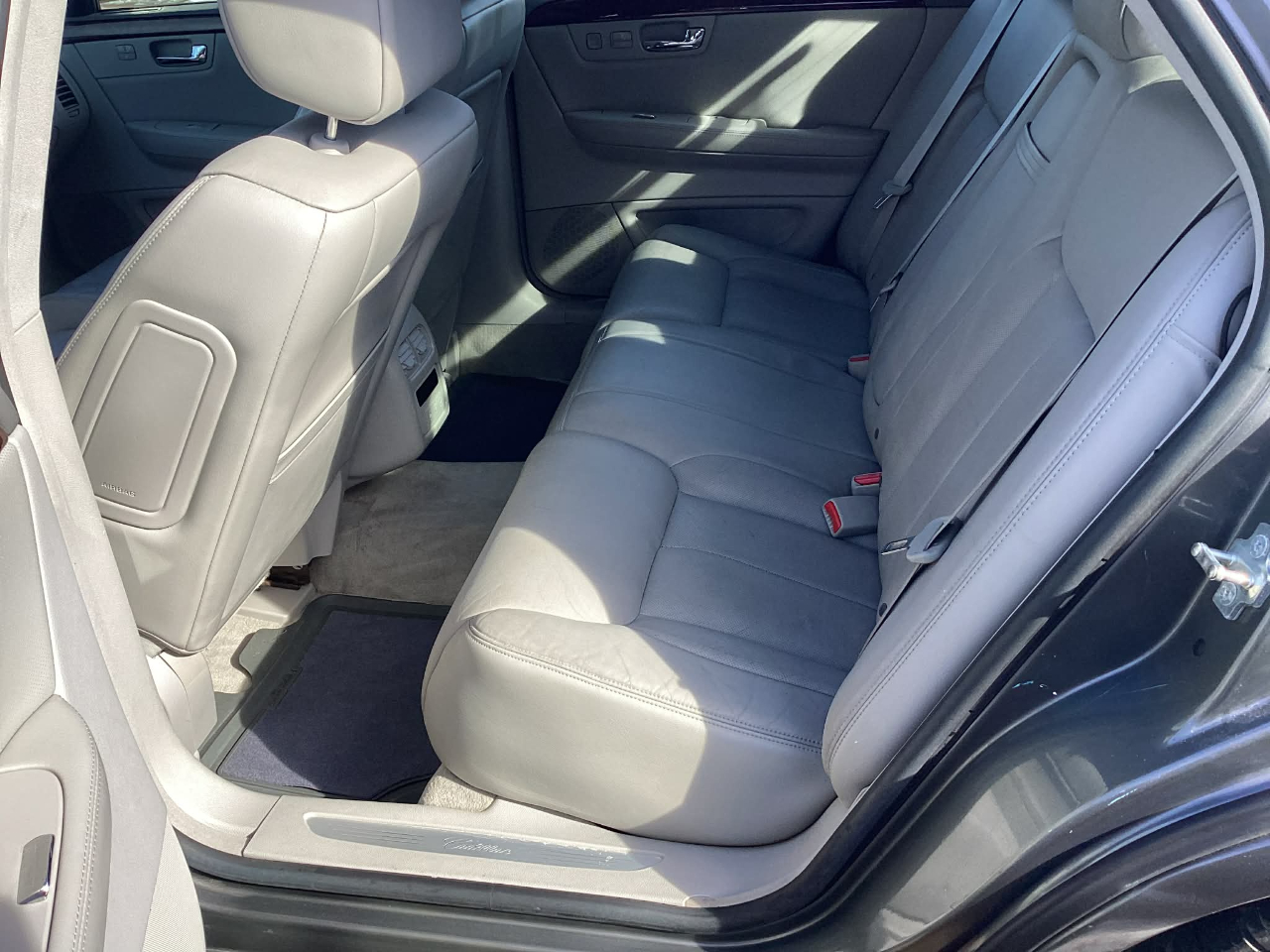 Cadillac DTS Sedan 2006