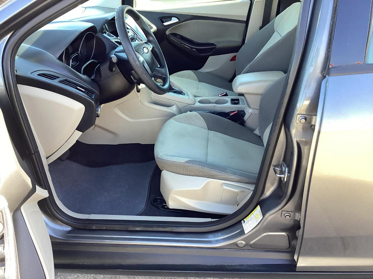 Ford Focus SE Sedan 2012