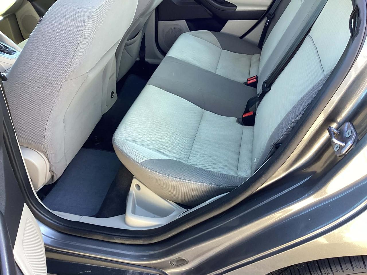 Ford Focus SE Sedan 2012