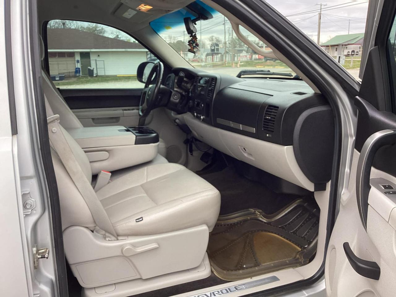 Chevrolet Silverado 1500 LT Crew Cab 4WD 2011