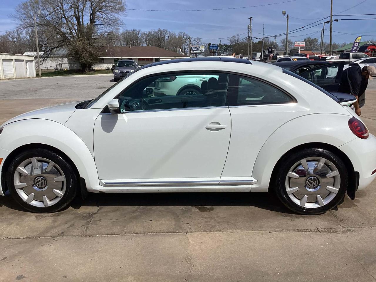 Volkswagen Beetle 2.0T SE 2018