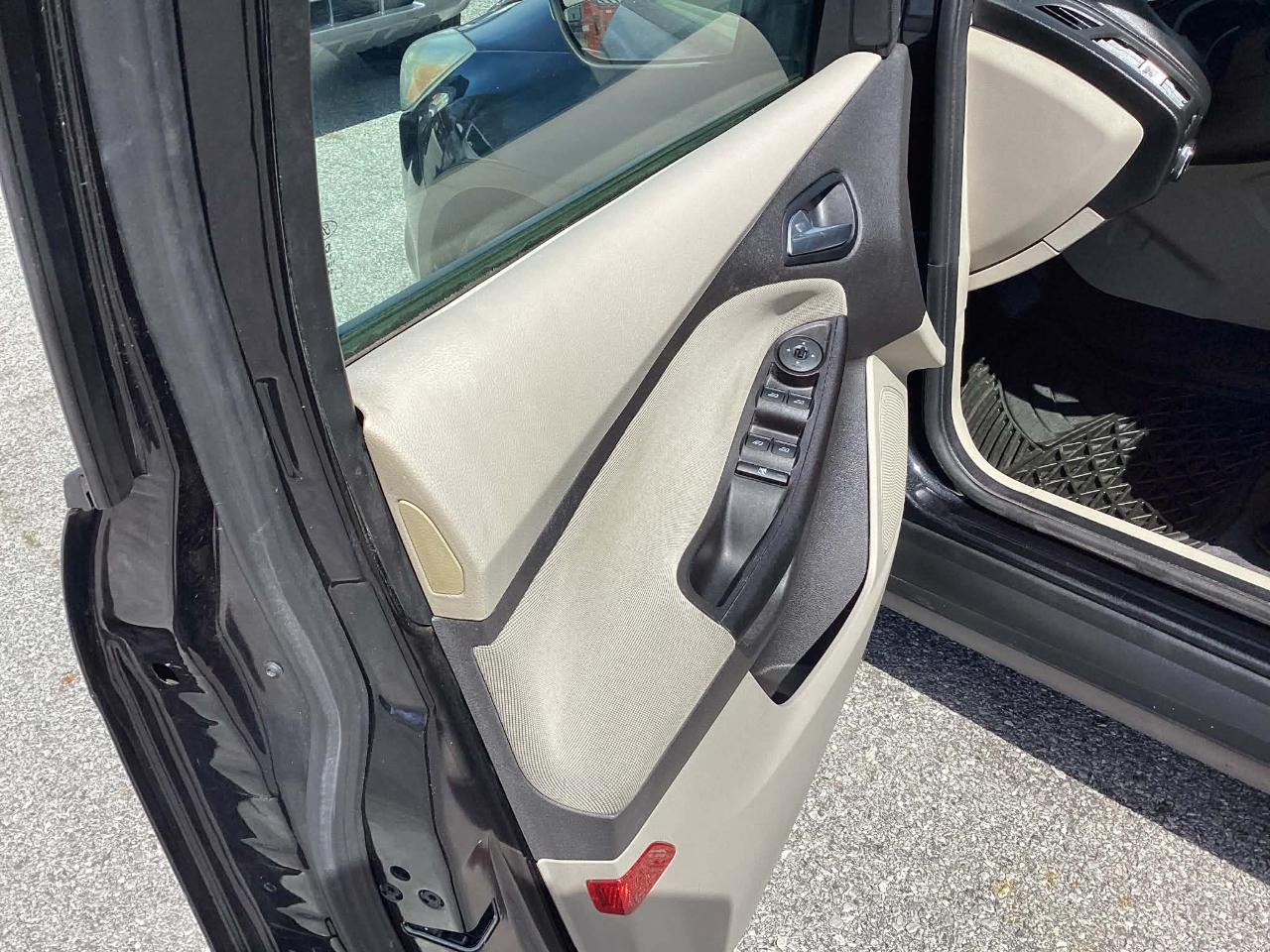 Ford Focus SE Sedan 2013