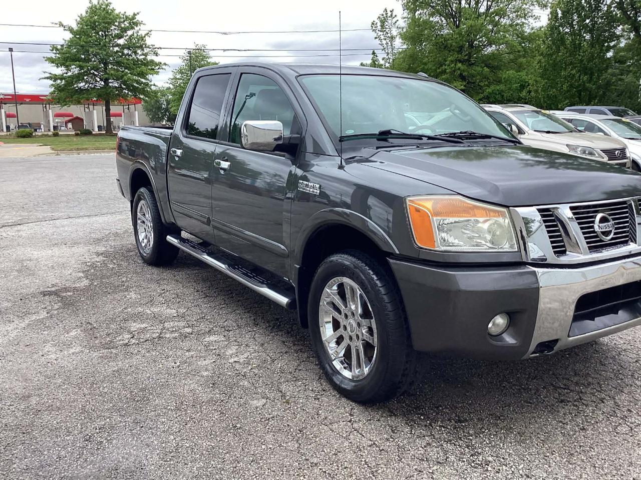 Nissan Titan SV Crew Cab 4WD 2012