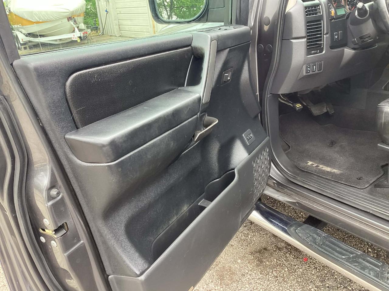 Nissan Titan SV Crew Cab 4WD 2012