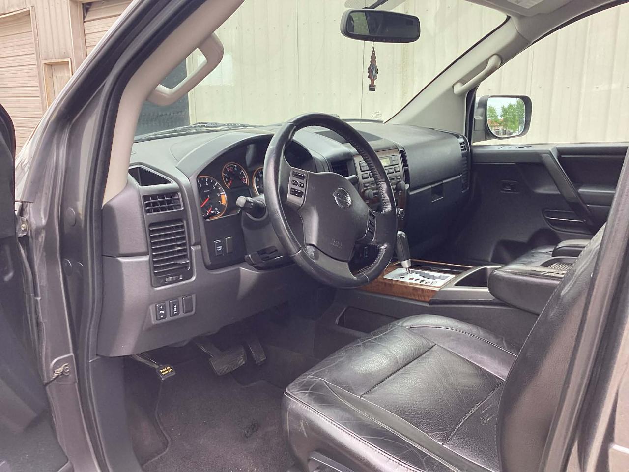 Nissan Titan SV Crew Cab 4WD 2012