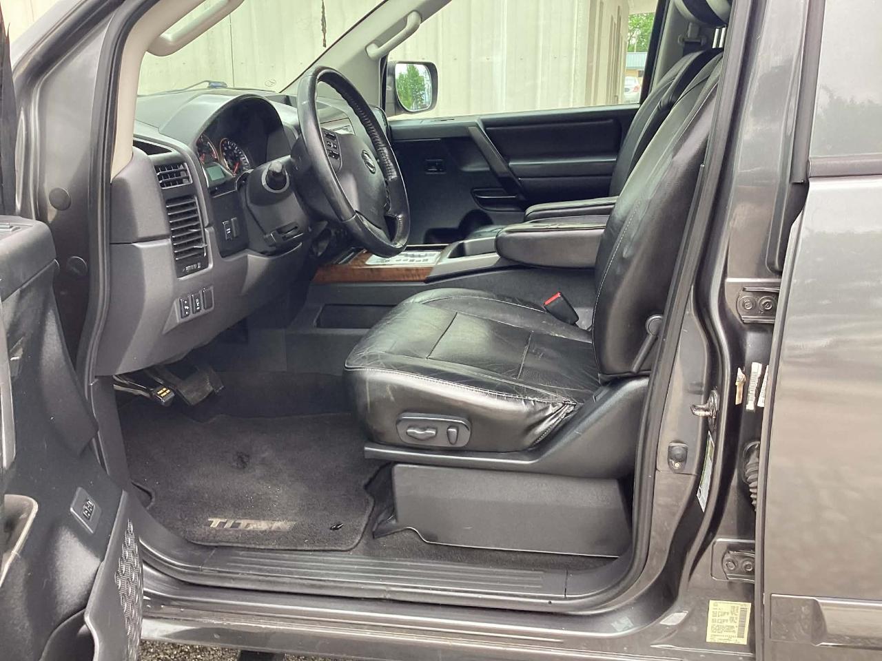 Nissan Titan SV Crew Cab 4WD 2012