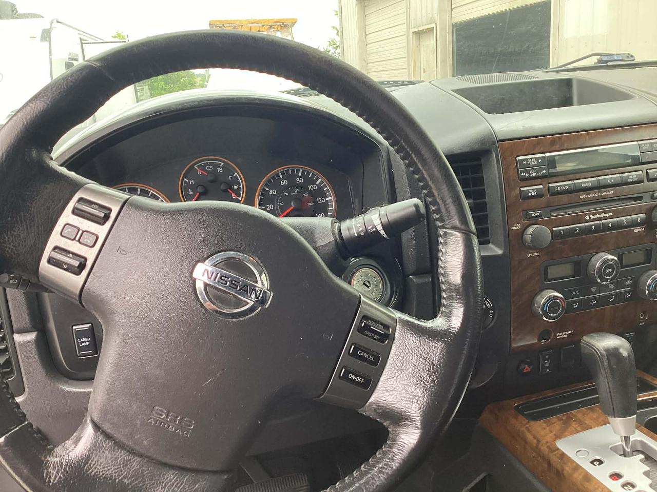 Nissan Titan SV Crew Cab 4WD 2012