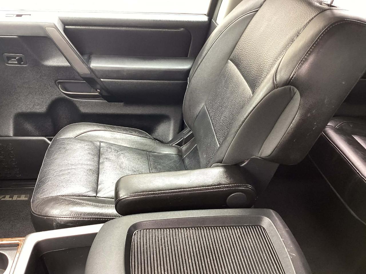 Nissan Titan SV Crew Cab 4WD 2012