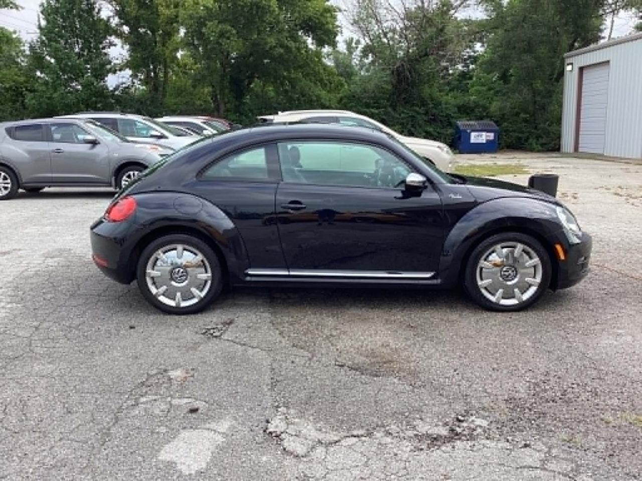 Volkswagen Beetle 2.5L w/Sunroof Sound & Nav 2013
