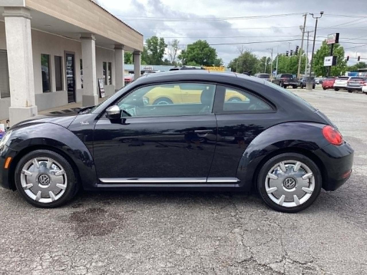 Volkswagen Beetle 2.5L w/Sunroof Sound & Nav 2013