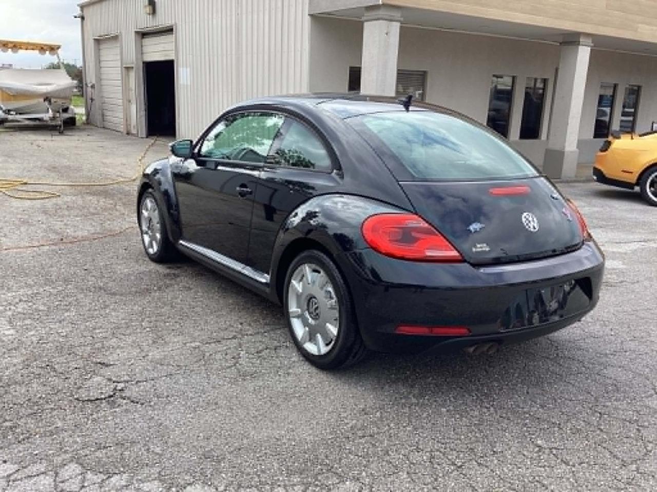 Volkswagen Beetle 2.5L w/Sunroof Sound & Nav 2013