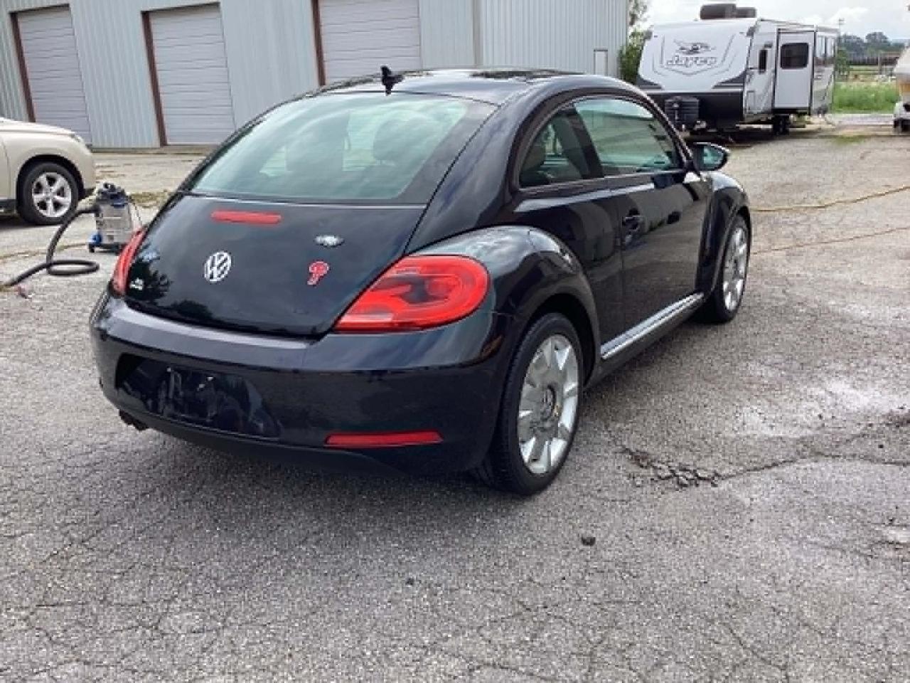 Volkswagen Beetle 2.5L w/Sunroof Sound & Nav 2013