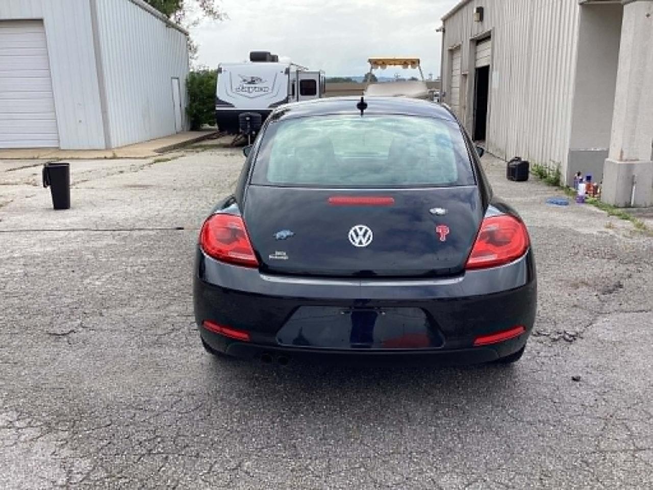 Volkswagen Beetle 2.5L w/Sunroof Sound & Nav 2013