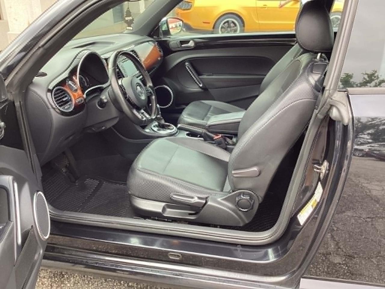 Volkswagen Beetle 2.5L w/Sunroof Sound & Nav 2013