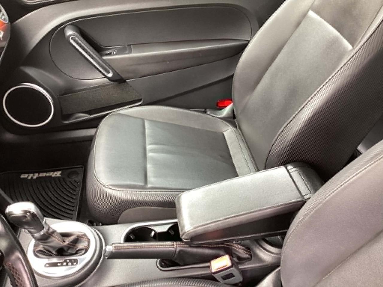 Volkswagen Beetle 2.5L w/Sunroof Sound & Nav 2013
