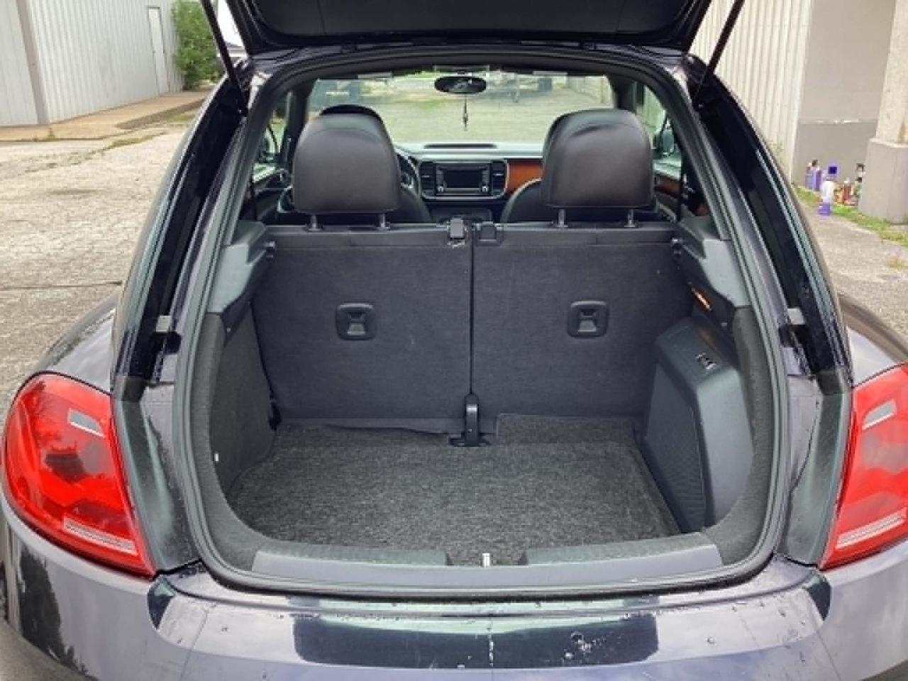 Volkswagen Beetle 2.5L w/Sunroof Sound & Nav 2013