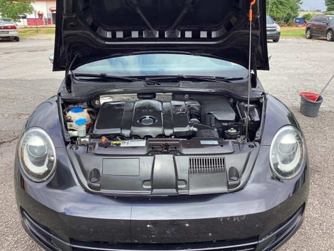 Volkswagen Beetle 2.5L w/Sunroof Sound & Nav 2013