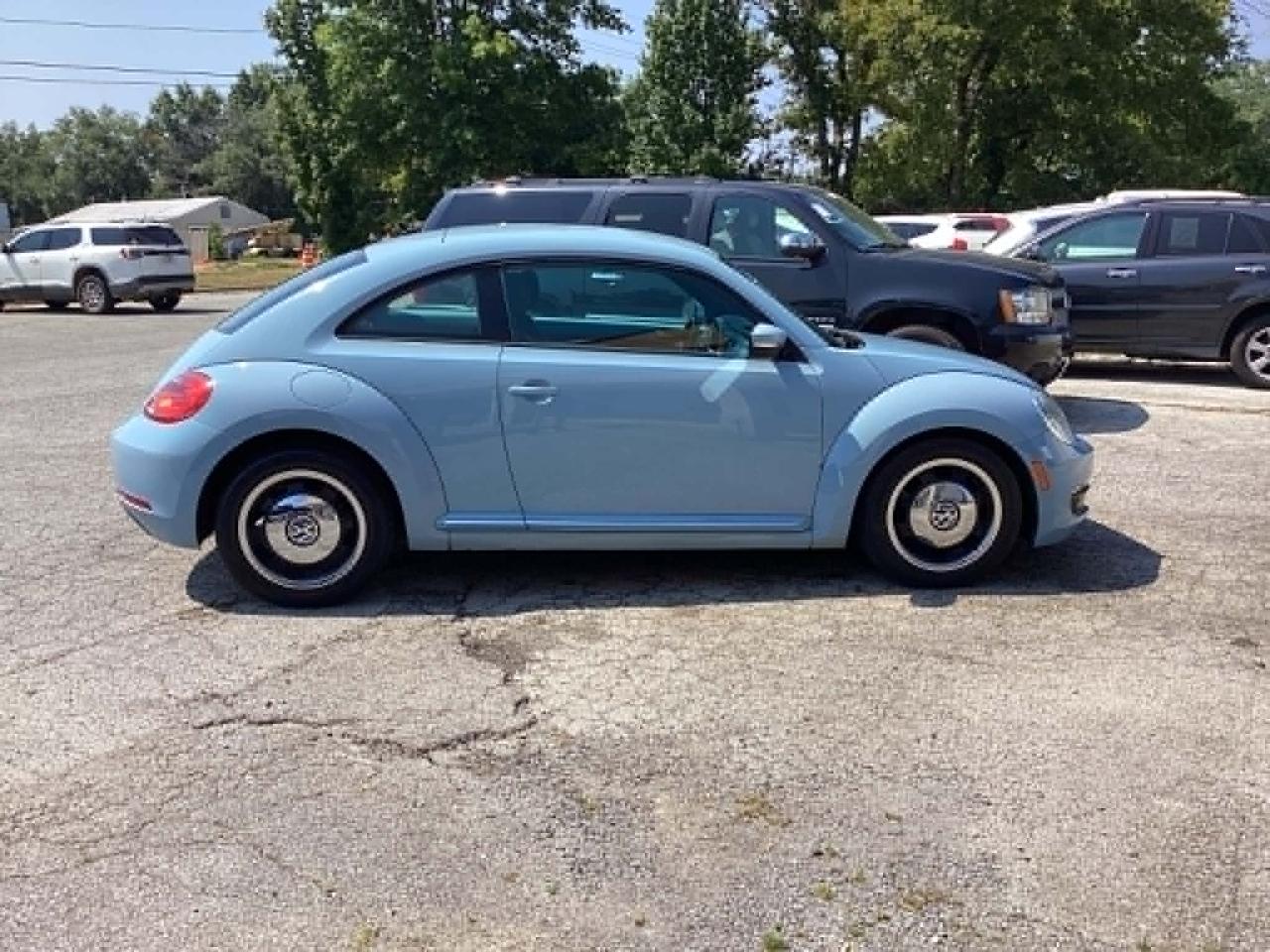 Volkswagen Beetle 2.5L w/Sunroof Sound & Nav 2012