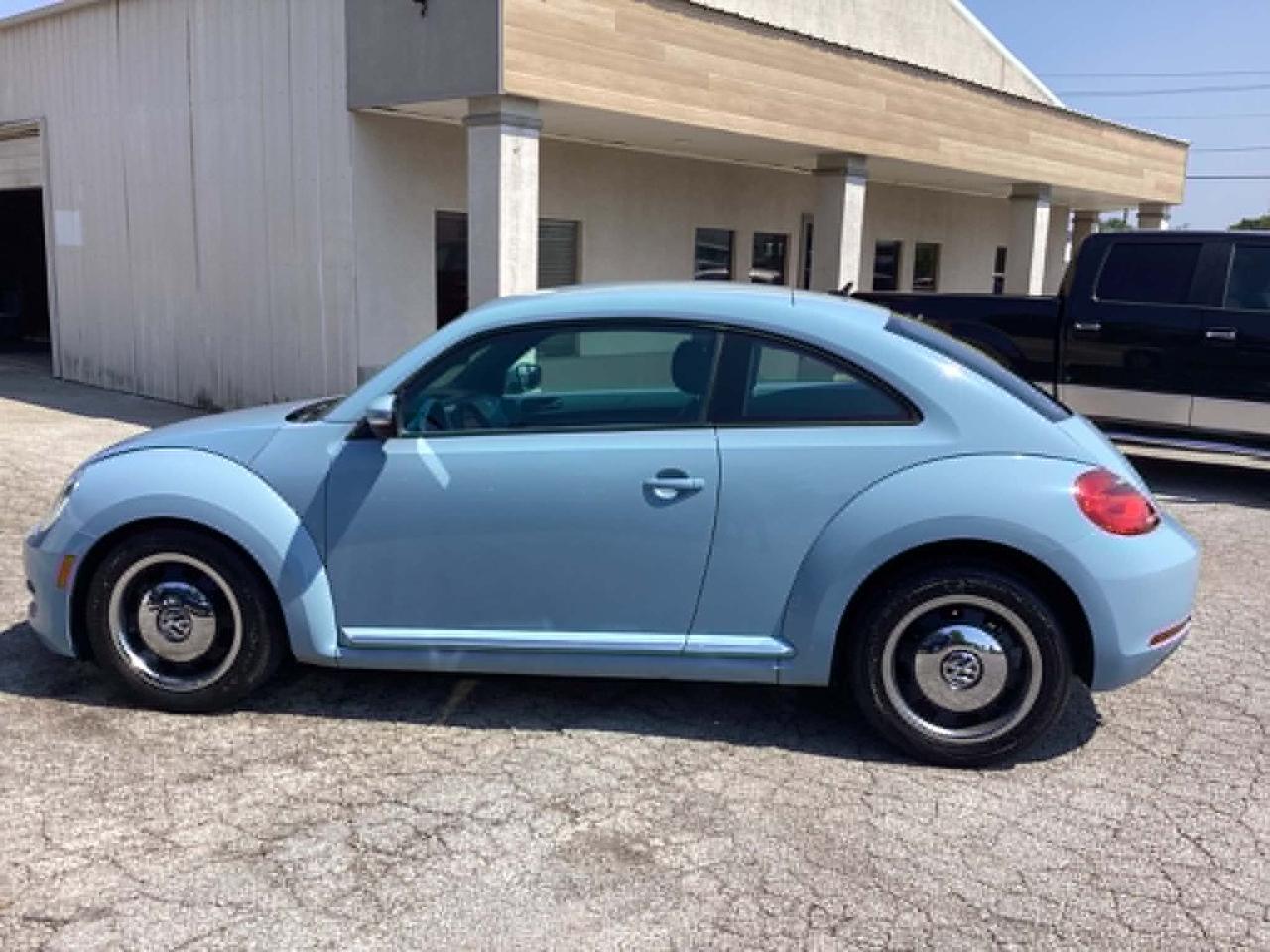 Volkswagen Beetle 2.5L w/Sunroof Sound & Nav 2012
