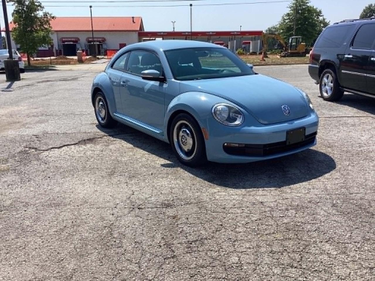 Volkswagen Beetle 2.5L w/Sunroof Sound & Nav 2012