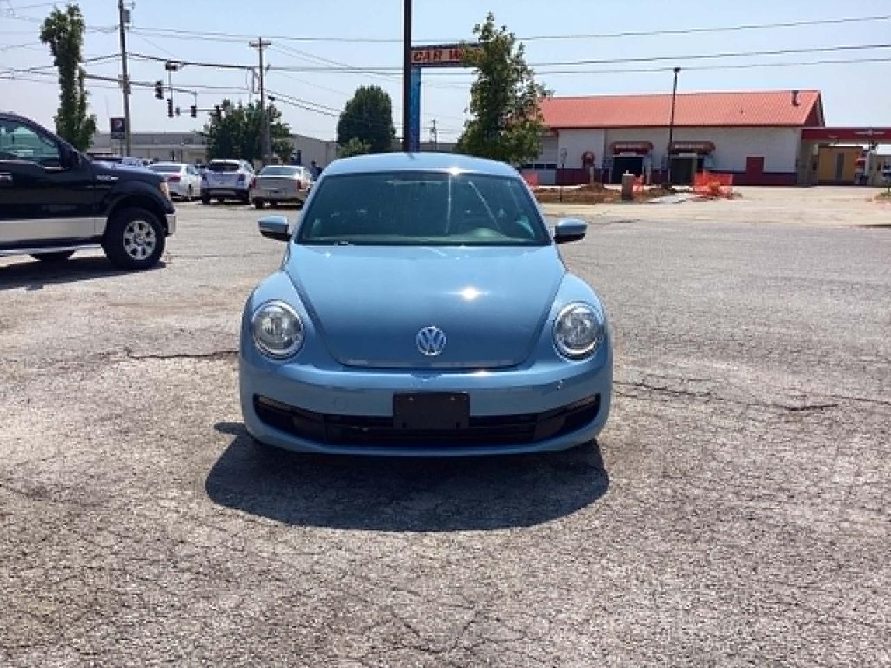 Volkswagen Beetle 2.5L w/Sunroof Sound & Nav 2012