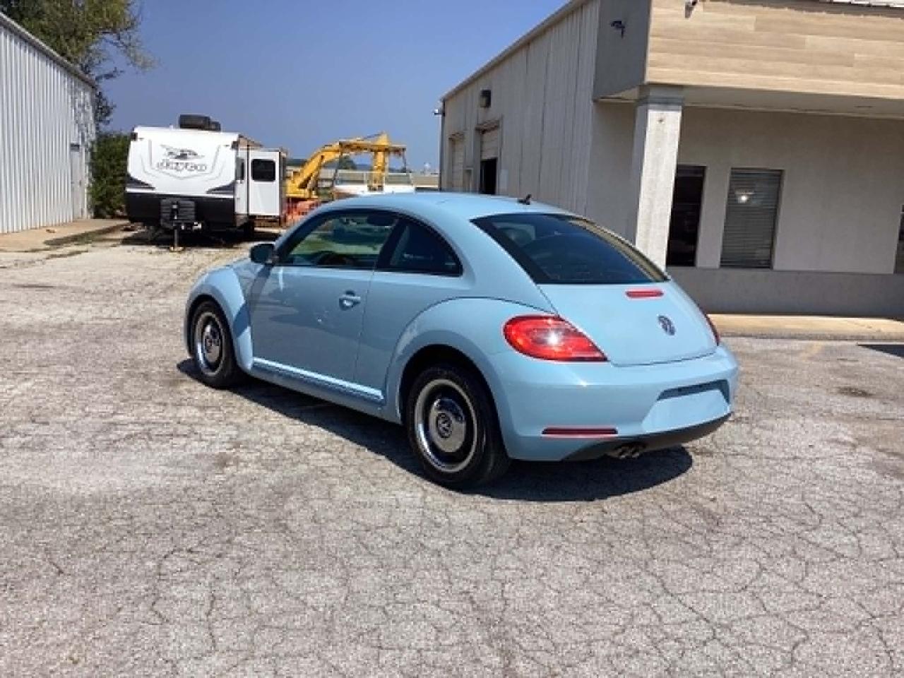 Volkswagen Beetle 2.5L w/Sunroof Sound & Nav 2012