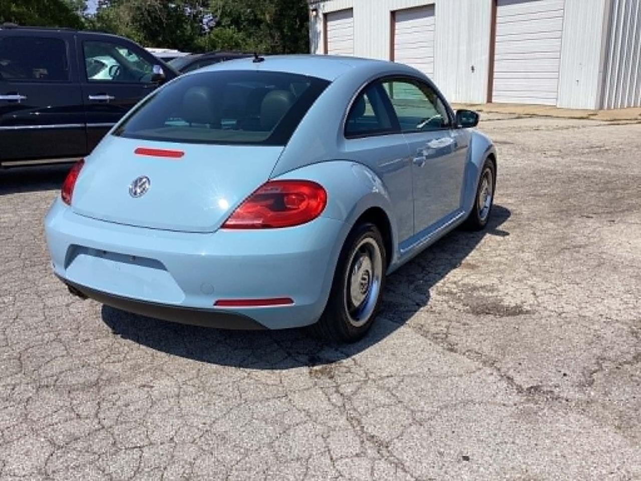 Volkswagen Beetle 2.5L w/Sunroof Sound & Nav 2012