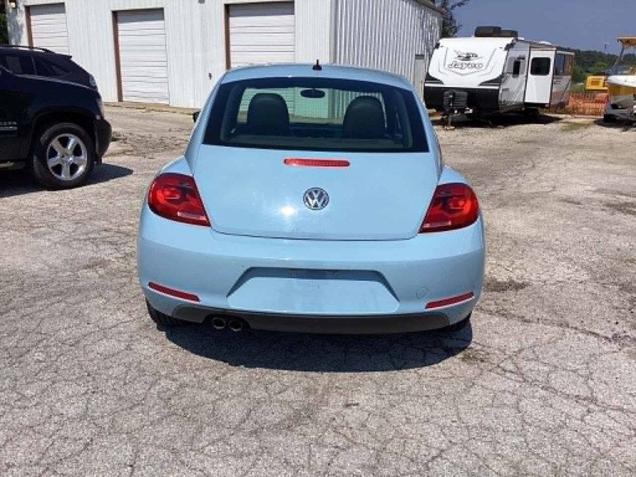 Volkswagen Beetle 2.5L w/Sunroof Sound & Nav 2012