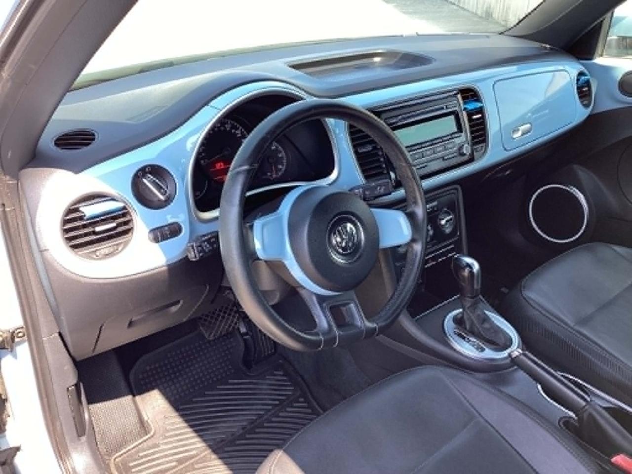 Volkswagen Beetle 2.5L w/Sunroof Sound & Nav 2012