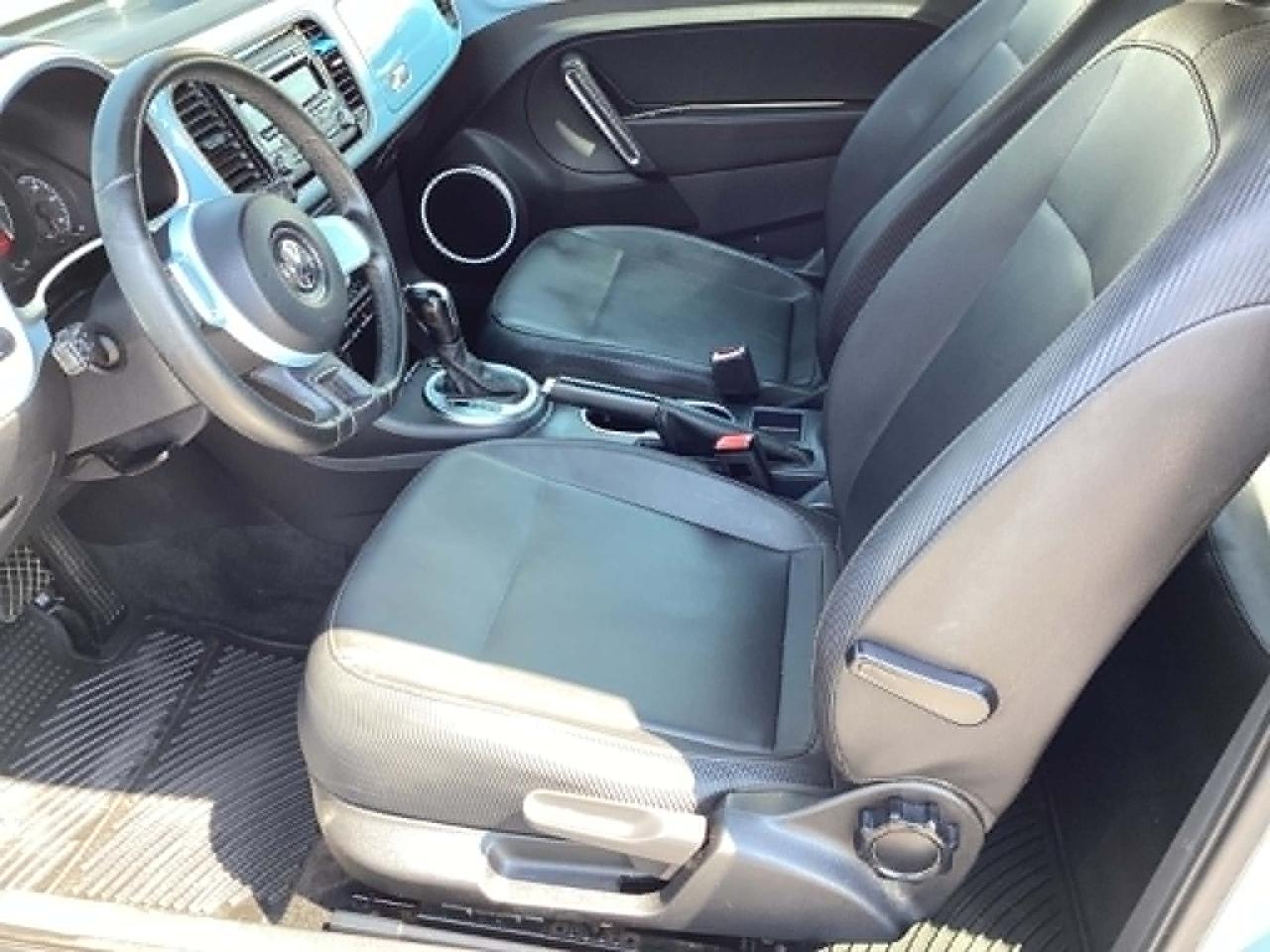 Volkswagen Beetle 2.5L w/Sunroof Sound & Nav 2012
