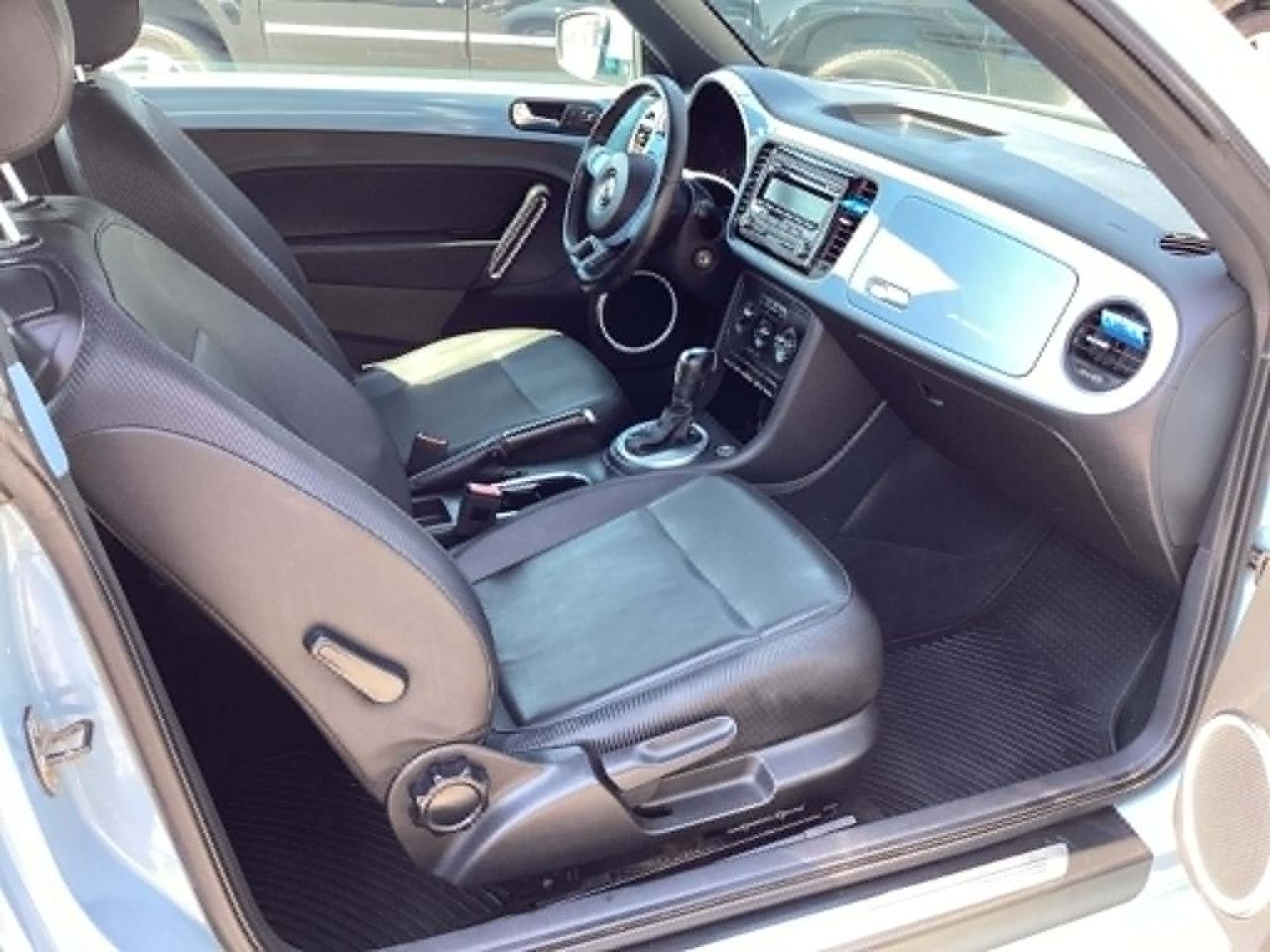 Volkswagen Beetle 2.5L w/Sunroof Sound & Nav 2012
