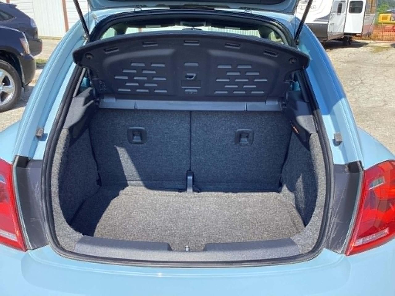 Volkswagen Beetle 2.5L w/Sunroof Sound & Nav 2012