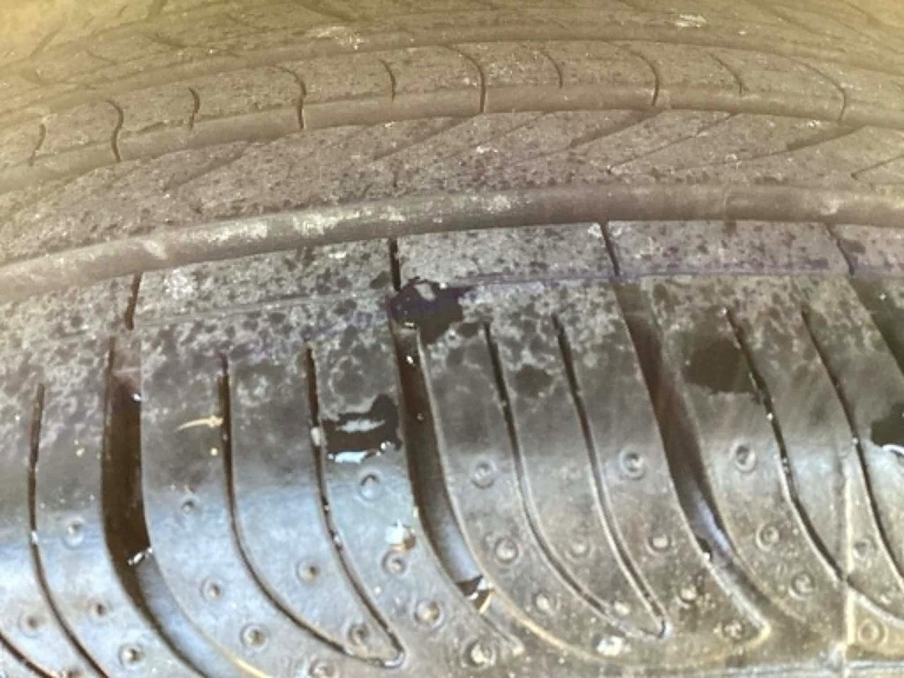 Volkswagen Beetle 2.5L w/Sunroof Sound & Nav 2012