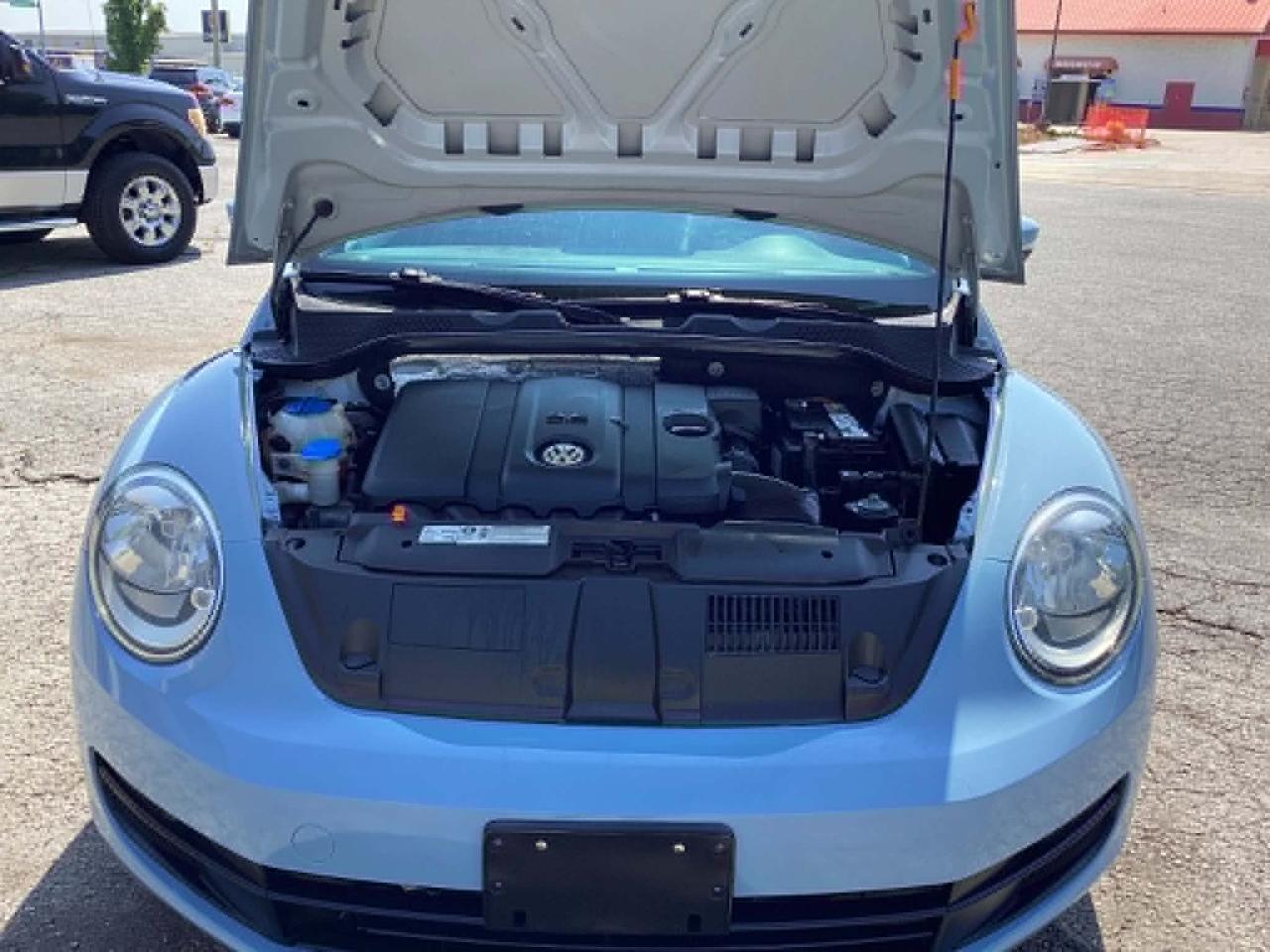 Volkswagen Beetle 2.5L w/Sunroof Sound & Nav 2012