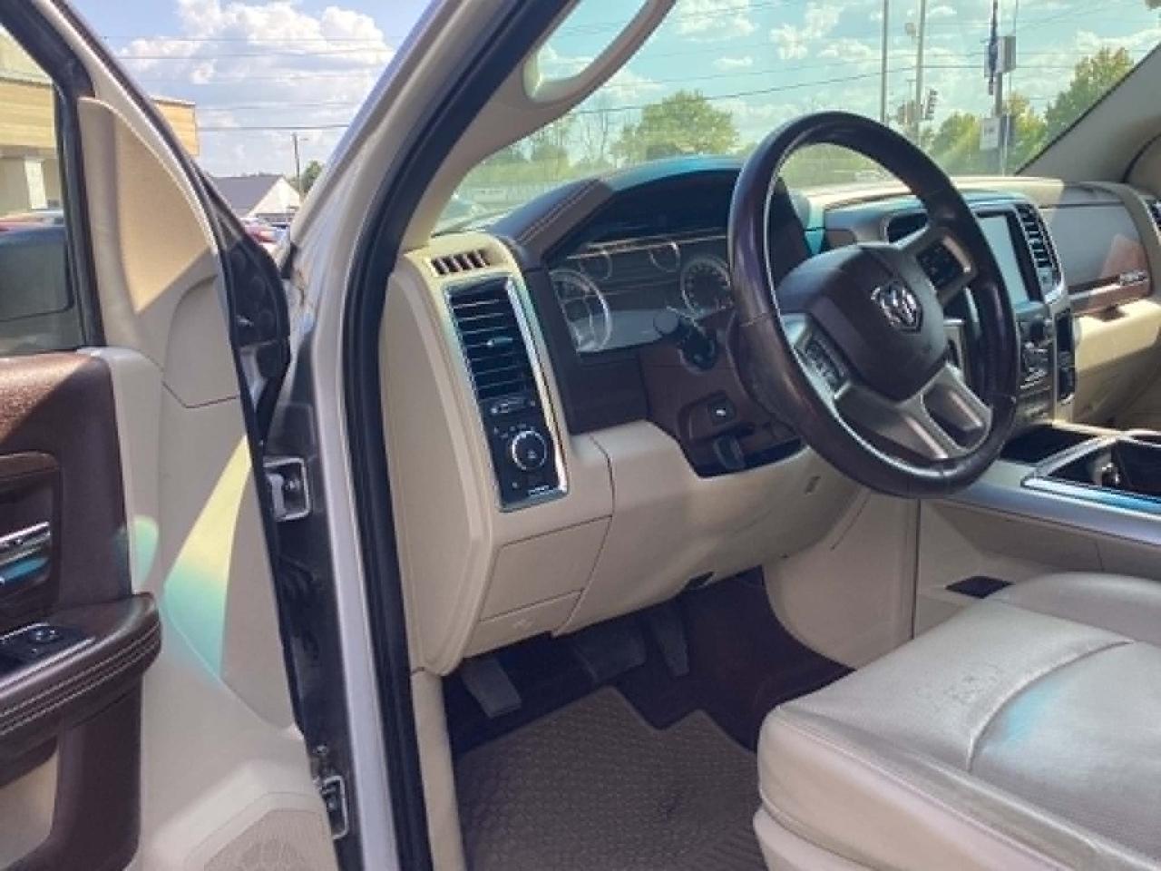 RAM 1500 Laramie Crew Cab SWB 4WD 2014