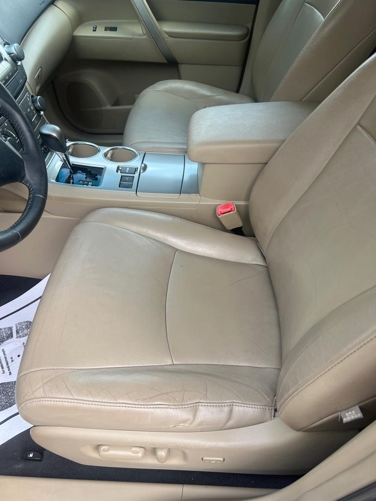 Toyota Highlander FWD 4dr V6 (Natl) 2012