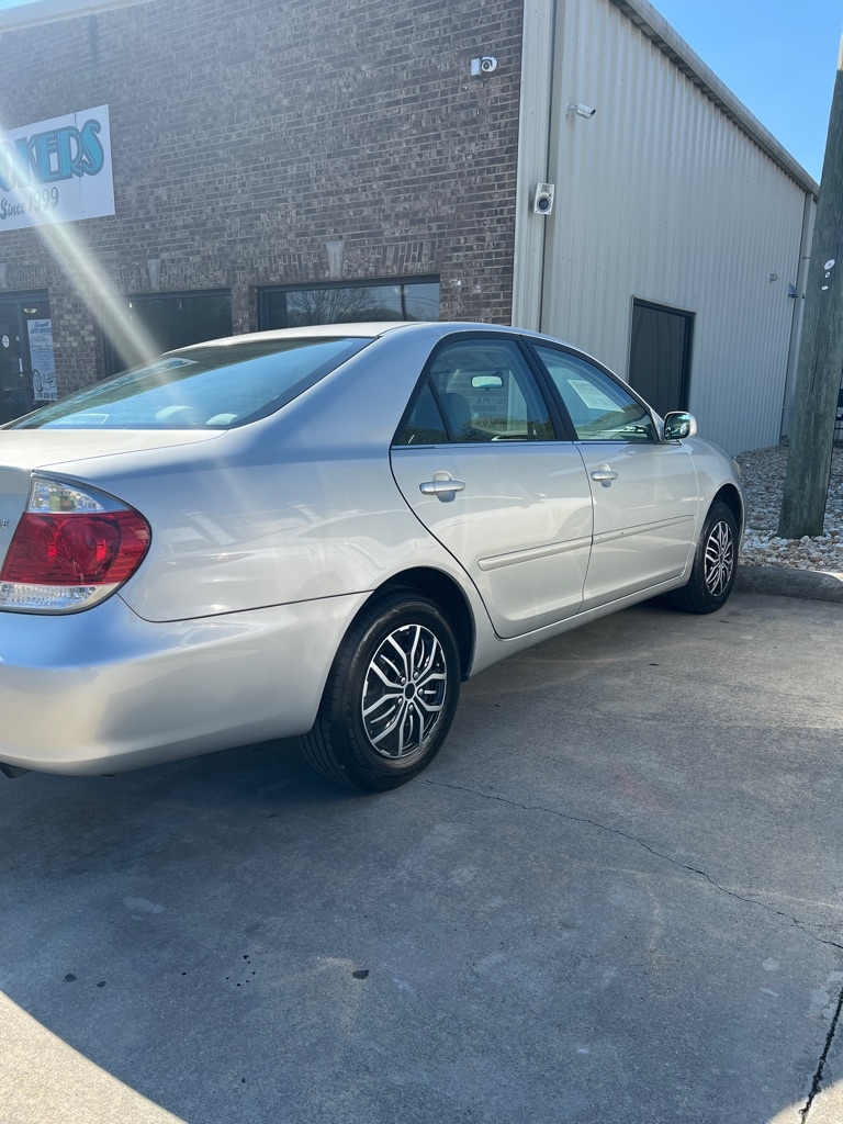 Toyota Camry 4dr Sdn XLE Auto (Natl) 2005