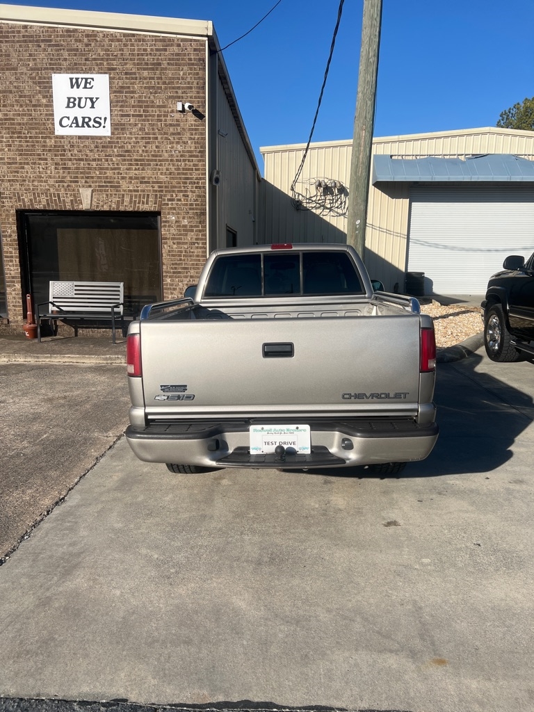 Chevrolet S-10 Reg Cab 108" WB LS 2001