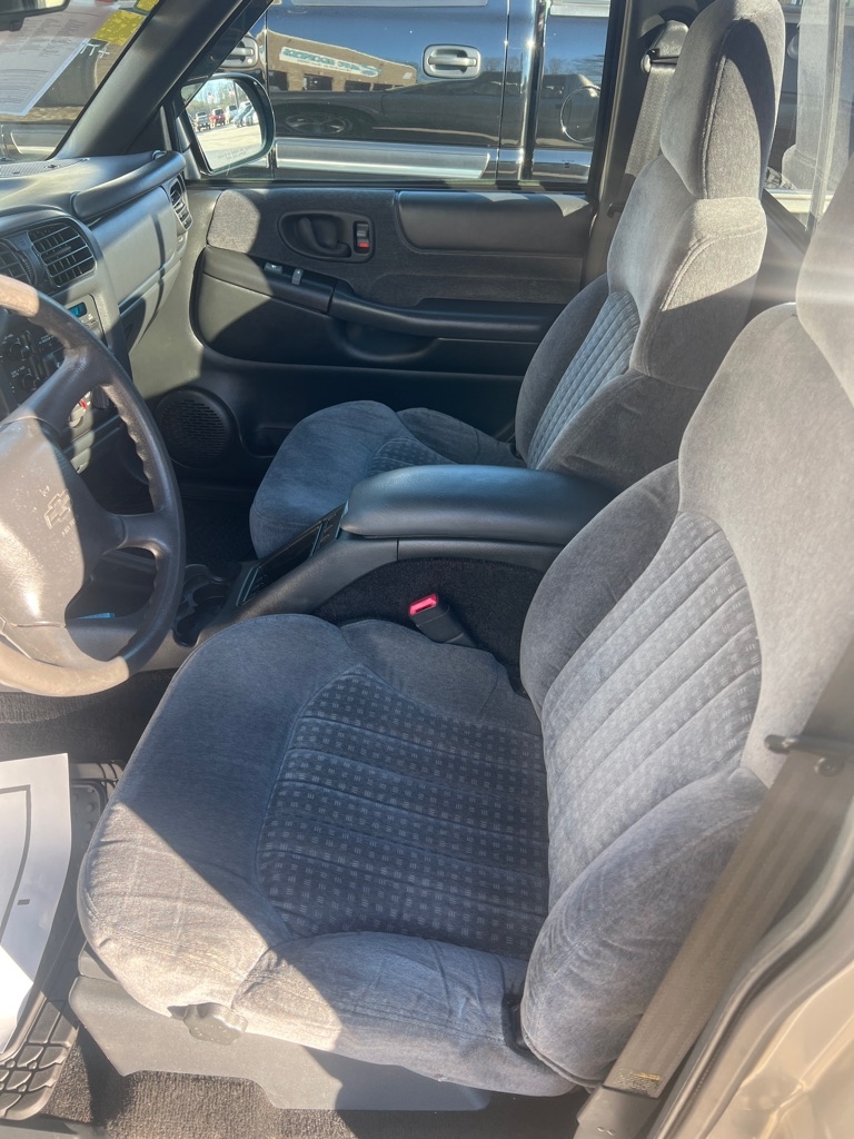 Chevrolet S-10 Reg Cab 108" WB LS 2001