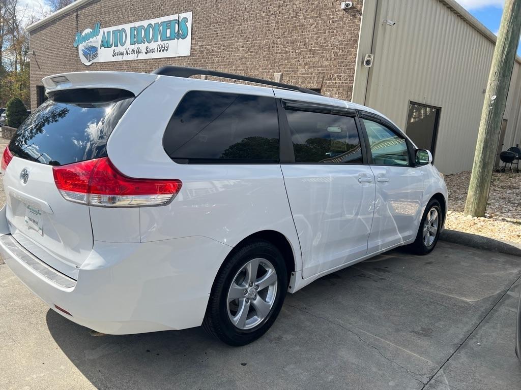 Toyota Sienna 5dr 7-Pass Van V6 LE FWD (Natl) 2012