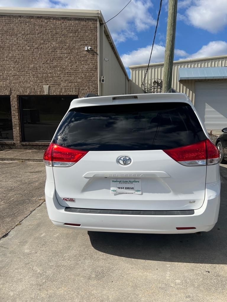 Toyota Sienna 5dr 7-Pass Van V6 LE FWD (Natl) 2012